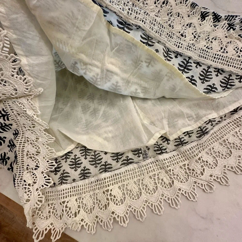 Old Navy Black and White Chemise with Geometric Pattern - Picture 4 of 6